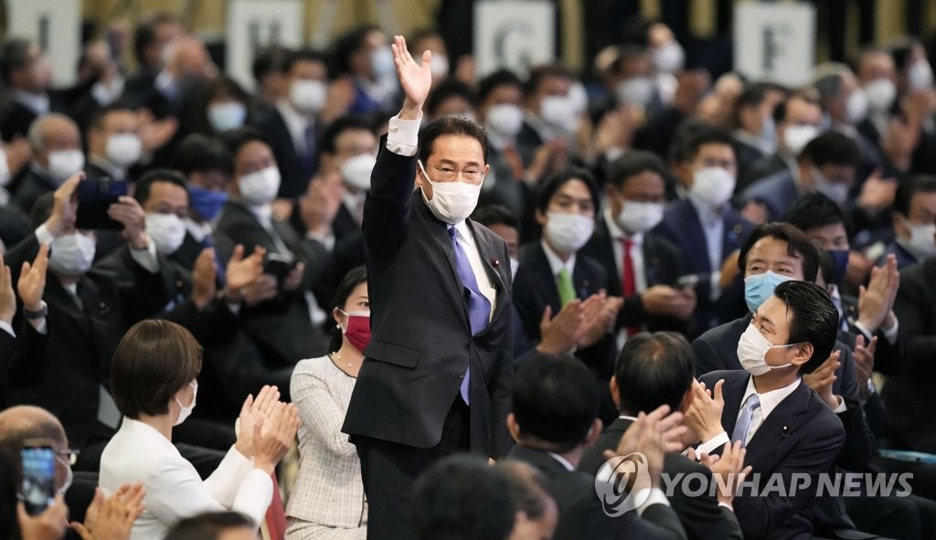 (도쿄 교도=연합뉴스) 기시다 후미오(岸田文雄) 전 정무조사회장(정조회장) 29일 오후 도쿄도(東京都)의 한 호텔에서 열린 일본 집권 자민당 총재 선거에서 당선이 확정된 후 손을 들어 인사하고 있다.