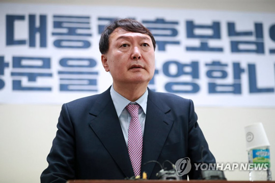 (부산=연합뉴스) 대선출마 후 두번째 부산을 방문한 국민의힘 윤석열 대선 경선 후보가 4일 부산 사상구 당협위원회 사무실을 찾아 인사말을 하고 있다. 2021.10.4