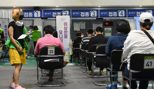 코로나19 백신 1차 접종자가 누적 3973만여 명으로 금명간 4000만 명 돌파를 앞둔 5일 오전 서울 서대문구 북아현문화체육센터에서 시민들이 접종 순서를 기다리고 있다.  김선규 기자