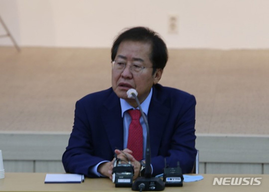 [창원=뉴시스] 국민의힘 대선주자인 홍준표 의원이 4일 오전 국민의힘 경남도당 5층 대회의실에서 열린 ‘jp희망캠프 경남선대위 임명장 수여식’에 참석해 인사말을 하고 있다.(사진=jp희망캠프 제공) 2021.10.04.