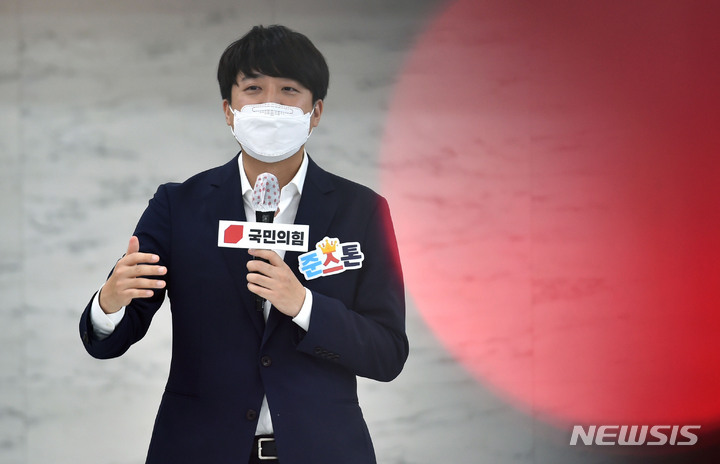 [경산=뉴시스] 이준석 국민의힘 대표가 29일 오후 경북 경산시 경산농협 본점 대회의실에서 열린 국민의힘 영남캠퍼스 총회에 참석해 인사말을 하고 있다. 2021.09.29.