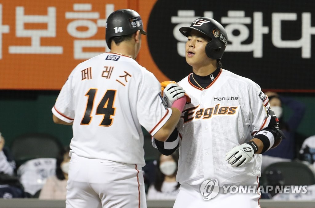 (대전=연합뉴스) 이재림 기자 = 5일 오후 대전 한화이글스파크에서 열린 2021 프로야구 한화와 두산의 경기. 2회말 한화 노시환이 동점 솔로 홈런을 치고서 페레즈와 세리모니하고 있다. 2021.10.5