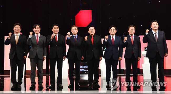 (서울=연합뉴스) 국민의힘 유승민(왼쪽부터), 하태경, 안상수, 최재형, 황교안, 원희룡, 홍준표, 윤석열 대선 경선 예비후보가 5일 오후 서울 여의도 한국방송공사 스튜디오에서 열린 제6차 방송토론회에 앞서 기념촬영을 하고 있다. 2021.10.5 [국회사진기자단]
