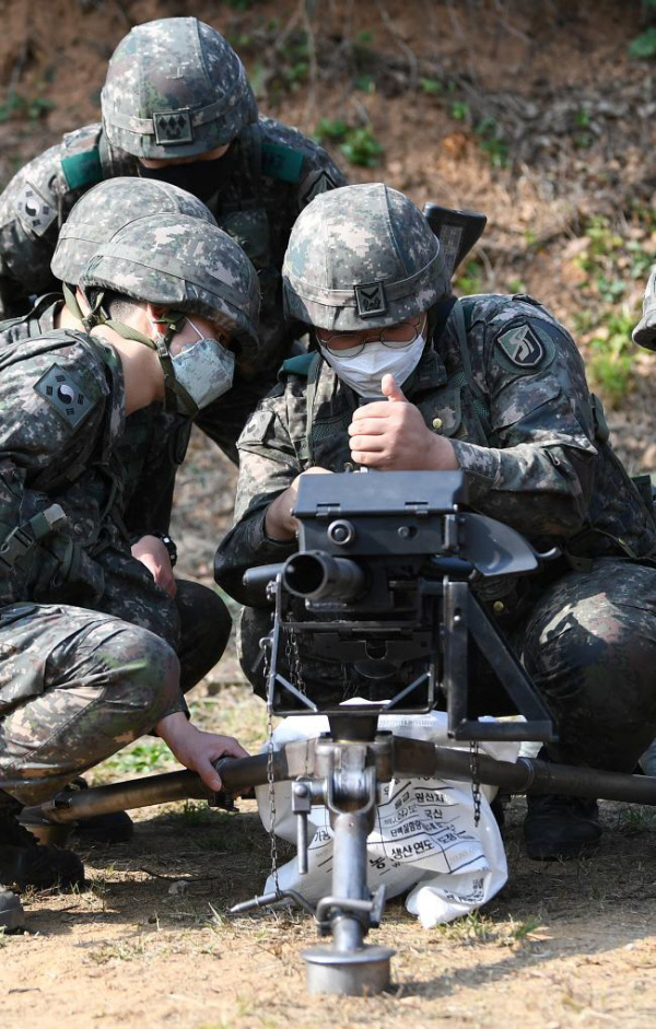지난해 10월 육군 51사단 장병들이 경기도 화성시 태행산훈련장에서 진행된 K4 고속유탄기관총 사격에 앞서 가늠자를 조정하는 모습. 기사 내용과 무관. 국방일보 제공