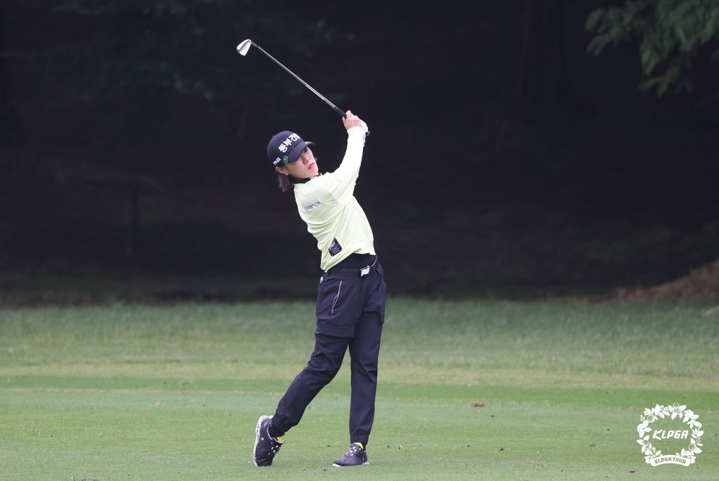 (서울=연합뉴스) 7일 경기 여주 블루헤런GC에서 열린 한국여자프로골프(KLPGA) 투어 제21회 하이트진로 챔피언십 1라운드 1번 홀에서 박주영이 아이언샷 하고 있다. 2021.10.7