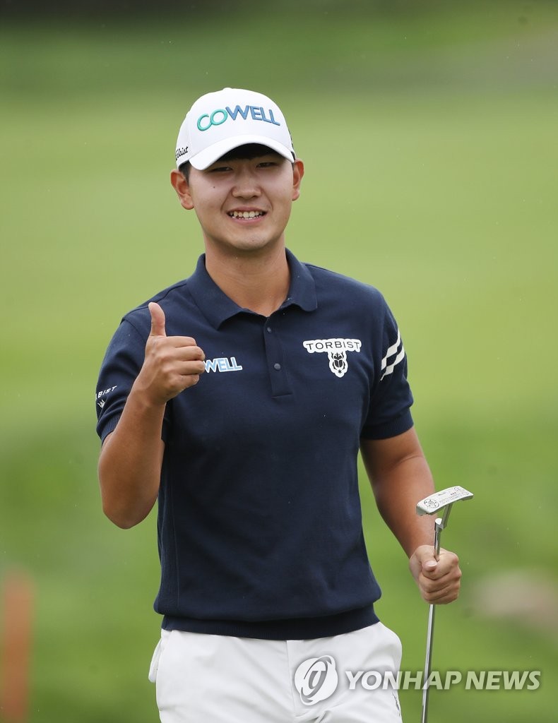 (서울=연합뉴스) 7일 인천 연수구 잭니클라우스골프클럽코리아에서 열린 한국프로골프(KPGA) 제네시스 챔피언십 1라운드 14번 홀에서 고군택이 버디 퍼팅 성공 후 세리머니를 하고 있다. 2021.10.7[KPGA 제공. 재판매 및 DB 금지]