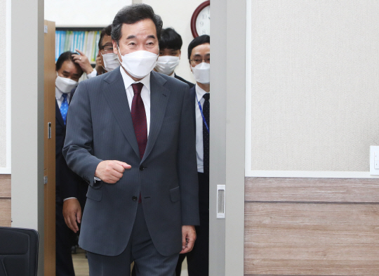 더불어민주당 대선 주자인 이낙연 전 대표가 7일 경기 성남시 대한수의사회에서 열린 정책간담회에 참석하고 있다. 연합뉴스