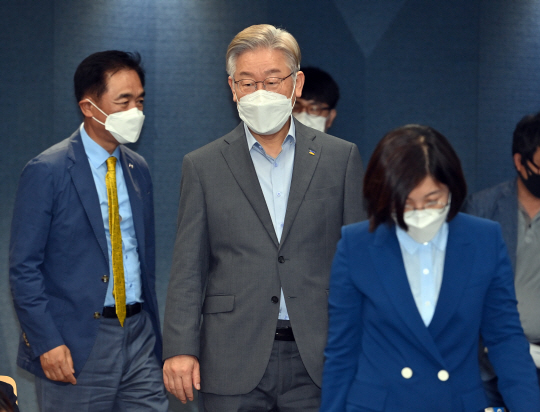 더불어민주당 대선주자인 이재명(가운데) 경기지사가 7일 경기 화성 삼성전자 화성사업장에서 열린 ‘스마트벨트 1차 전략발표회’에 참석하고 있다. 연합뉴스