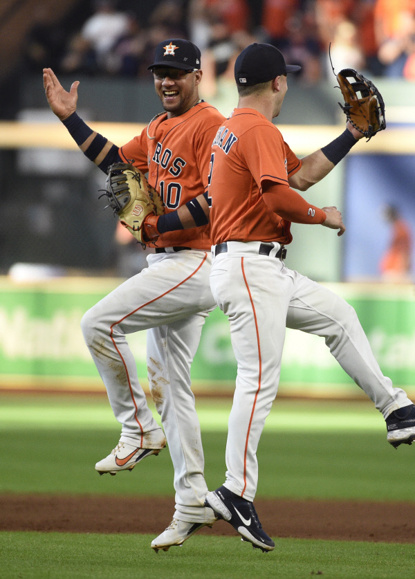 휴스턴 애스트로스의 율리에스키 구리엘(왼쪽)과 알렉스 브레그먼이 9일 오전(한국시간) 미국 텍사스주 휴스턴 미닛메이드파크에서 시카고 화이트삭스와 치른 MLB 아메리칸리그 디비전시리즈 2차전에서 9-4로 승리한 뒤 세리머니를 펼치고 있다.  AP뉴시스