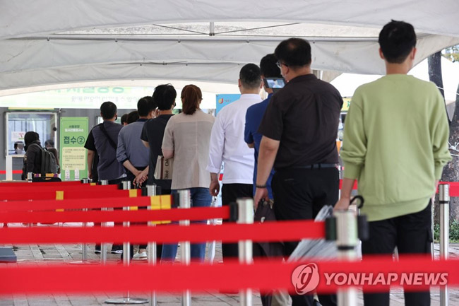 (서울=연합뉴스) 류영석 기자 = 국내 신종 코로나바이러스 감염증(코로나19) 신규 확진자가 1천953명을 기록한 9일 오전 서울시청 앞 서울광장 임시선별검사소를 찾은 시민들이 검사를 위해 대기하고 있다. 2021.10.9