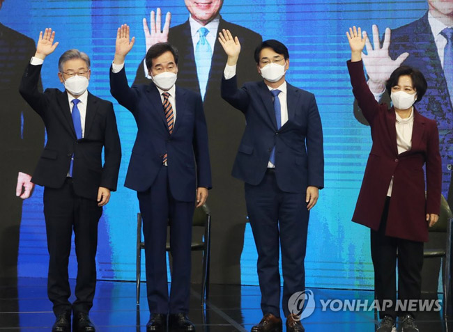 (수원=연합뉴스) 홍기원 기자 = 더불어민주당 대선 경선 후보들이 9일 오후 경기도 수원시 영통구 수원컨벤션센터에서 열린 경기 합동연설회에서 결과 발표 후 인사하고 있다. 왼쪽부터 이재명, 이낙연, 박용진, 추미애 후보. 2021.10.9