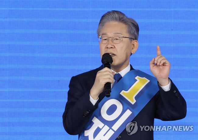 (서울=연합뉴스) 더불어민주당 이재명 대선 경선 후보가 10일 오후 서울 송파구 SK올림픽핸드볼경기장에서 열린 제20대 대통령선거 후보자 선출을 위한 서울 합동연설회에서 정견발표를 하고 있다. 2021.10.10 [국회사진기자단]