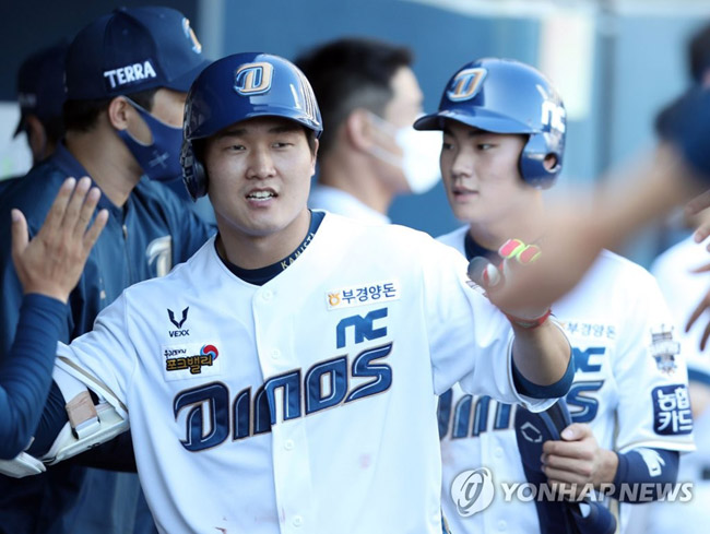 (창원=연합뉴스) 김동민 기자 = 10일 창원NC파크에서 열린 2021 KBO 프로야구 NC 다이노스와 두산 베어스 경기. 3회 말 무사 1루 상황 NC 1번 정진기가 2점 홈런을 치고 더그아웃에서 동료와 인사하고 있다. 2021.10.10