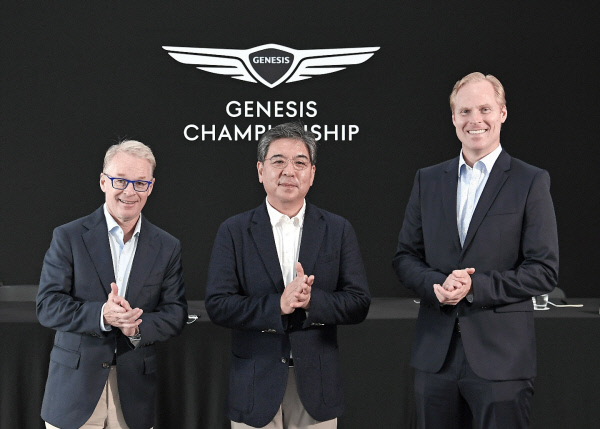 키스 펠리(왼쪽부터) 유러피언투어 CEO와 장재훈 현대자동차 제네시스 사장, 크리스찬 하디 PGA투어 수석 부사장이 10일 인천 송도의 잭니클라우스 골프클럽 코리아에서 열린 제네시스 골프 글로벌 골프 파트너십 미디어 세션에 참가해 사진 촬영을 하고 있다.  제네시스 제공
