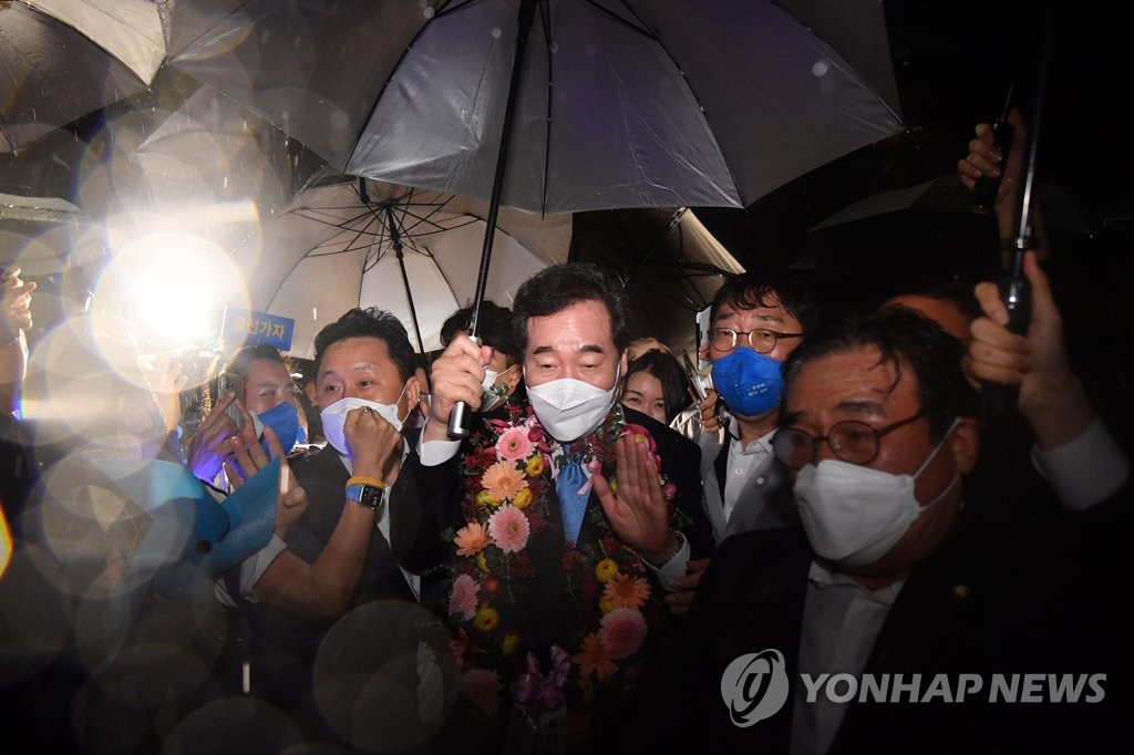 (서울=연합뉴스) 더불어민주당 이낙연 대선 경선후보가 10일 오후 서울 송파구 올림픽공원 SK올림픽핸드볼경기장에서 열린 제20대 대통령선거 후보자 선출을 위한 서울 합동연설회를 마친 뒤 지지자들과 인사하며 합동연설회장을 떠나고 있다.2021.10.10 [국회사진기자단]