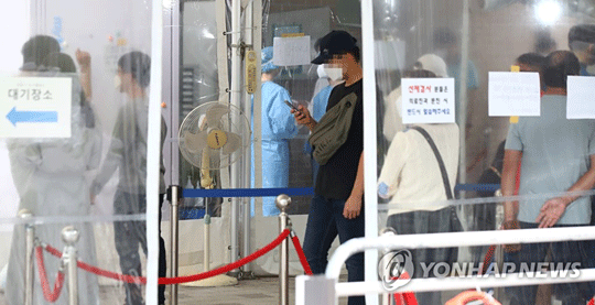 (서울=연합뉴스) 10일 오전 코로나19 집단감염으로 폐쇄된 서울 마포농수산물시장 인근에 있는 서울 마포구보건소 코로나19 선별진료소를 찾은 시민들이 검체 검사를 기다리고 있다. 이날 0시 기준 신규확진자 수는 주말 검사 건수 감소 영향으로 1천594명으로 집계됐다. 2021.10.10
