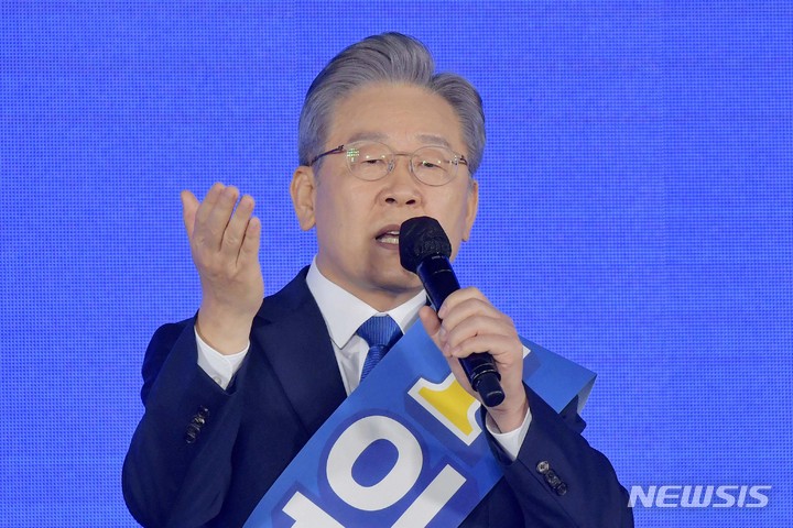 [서울=뉴시스] 국회사진기자단 = 이재명 더불어민주당 대선 경선 후보가 10일 서울 송파구 올림픽공원 핸드볼경기장에서 열린 서울 합동연설회에서 정견발표를 하고 있다. 2021.10.10.