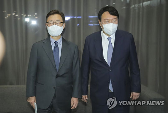 (서울=연합뉴스) 국민의힘 윤석열, 최재형 대선 경선 예비후보가 12일 서울 여의도 글래드 호텔에서 고발 사주 의혹의 정치공작 가능성 등에 대한 대처방안을 논의한 뒤 기자들과 질의응답을 하고 있다 . 2021.9.12 [국회사진기자단]