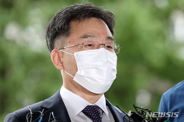 [서울=뉴시스] 성남 대장동 개발 특혜 의혹이 불거진 화천대유 대주주 김만배씨가 지난달 27일 서울 용산구 용산경찰서에 참고인 신분으로 출석하며 취재진 질문에 답하고 있다. 2021.09.27.