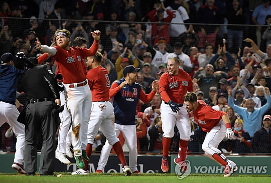 끝내기 승리에 환호하는 보스턴 선수단 [USA 투데이=연합뉴스]