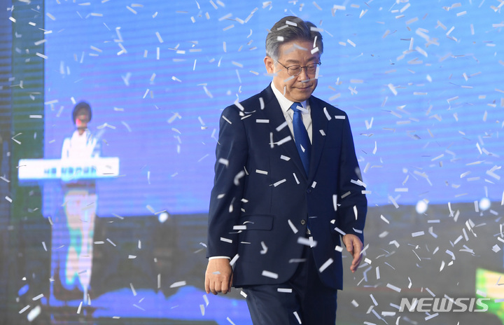 [서울=뉴시스] 국회사진기자단 = 더불어민주당 제20대 대통령 후보로 선출된 이재명 후보가 10일 서울 송파구 올림픽공원 핸드볼경기장에서 열린 서울 합동연설회에서 수란 역설을 마치고 이동하고 있다. 2021.10.10.