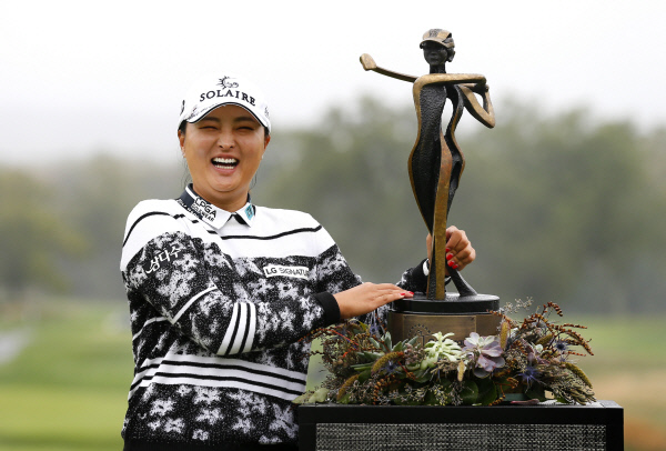 고진영이 11일 오전(한국시간) 미국 뉴저지주 웨스트 콜드웰의 마운틴 리지 컨트리클럽에서 LPGA투어 코그니전트 파운더스컵 우승 트로피 옆에서 환하고 웃고 있다. AP뉴시스