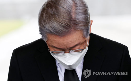 (대전=연합뉴스) 더불어민주당 이재명 대선 후보가 11일 오전 국립대전현충원을 찾아 참배한 뒤 취재진에게 인사하고 있다. 2021.10.11 [공동취재]