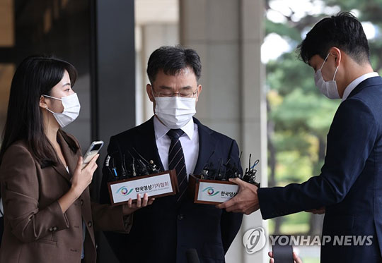 (서울=연합뉴스) 대장동 개발 로비·특혜 의혹의 핵심 인물인 화천대유자산관리(화천대유) 대주주 김만배 씨가 11일 오전 서울 서초구 서울중앙지검에 출석해 취재진의 질문을 받고 있다. 김 씨는 유동규 전 성남도시개발공사 기획본부장(구속)으로부터 대장동 개발 사업 추진 과정에서 혜택을 받는 대가로 개발 이익의 25%를 주기로 약정했다는 의혹을 받는다. 2021.10.11