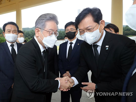 (대전=연합뉴스) 더불어민주당 이재명 대선 후보와 송영길 대표가 11일 오전 국립대전현충원에서 악수하고 있다. 2021.10.11 [공동취재]