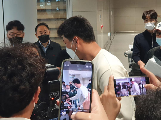 (영종도=연합뉴스) 세인트루이스 카디널스 왼손 투수 김광현이 11일 오후 인천국제공항을 통해 입국한 뒤, 팬들에게 둘러싸여 사인하고 있다.