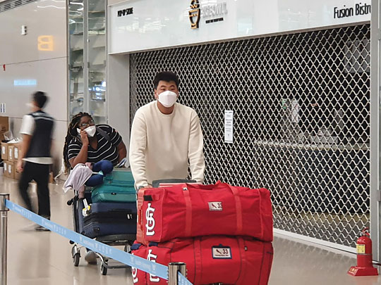 (영종도=연합뉴스) 세인트루이스 카디널스 김광현이 11일 오후 인천국제공항 입국장에 들어서고 있다.