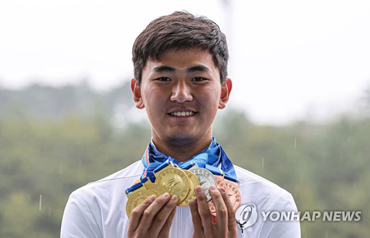 (예천=연합뉴스) 11일 오전 경북 예천 진호국제양궁장에서 열린 제102회 전국체육대회 양궁 고등부 남자 개인전 결승 경기에 경북 대표로 출전해 1위를 차지한 김제덕(가운데)이 경기를 마친 뒤 열린 시상식에서 이번 체전에서 딴 메달을 들어보이고 있다. 김제덕은 이번 체전에서 개인전과 단체전 모든 종목에 출전해 금메달 4개, 은메달 1개, 동메달 2개를 차지했다. 2021.10.11