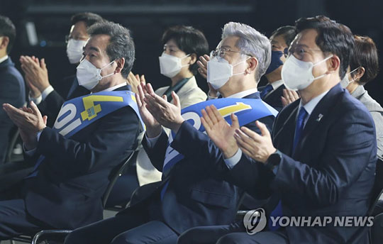(서울=연합뉴스) 더불어민주당 이재명(가운데), 이낙연 대선 경선 후보가 10일 오후 서울 송파구 올림픽공원 SK올림픽핸드볼경기장에서 열린 제20대 대통령선거 후보자 선출을 위한 서울 합동연설회에서 박수치고 있다. 2021.10.10 [국회사진기자단]
