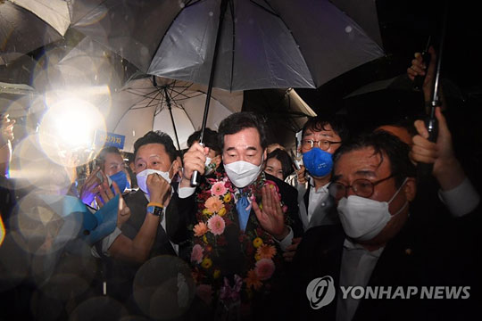 (서울=연합뉴스) 더불어민주당 이낙연 대선 경선후보가 10일 오후 서울 송파구 올림픽공원 SK올림픽핸드볼경기장에서 열린 제20대 대통령선거 후보자 선출을 위한 서울 합동연설회를 마친 뒤 지지자들과 인사하며 합동연설회장을 떠나고 있다.2021.10.10 [국회사진기자단]