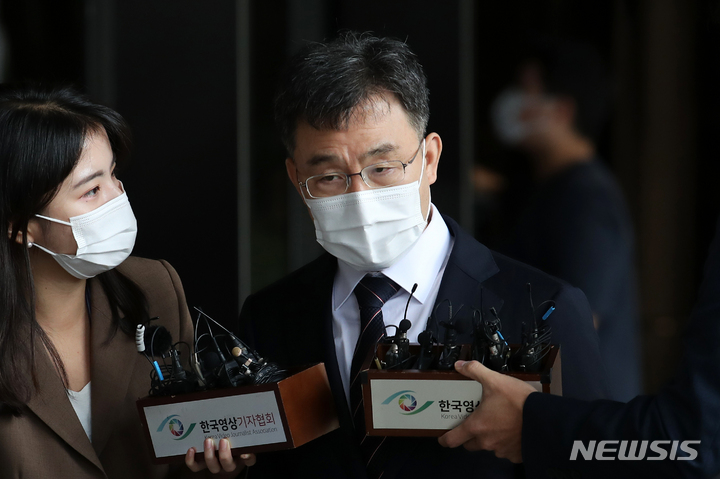 [서울=뉴시스] 성남 대장동 개발 특혜 의혹이 불거진 화천대유 대주주 김만배 씨가 11일 오전 서울 서초구 서울중앙지방검찰청에 피의자 신분으로 출석하며 취재진 질문을 듣고 있다. 2021.10.11.