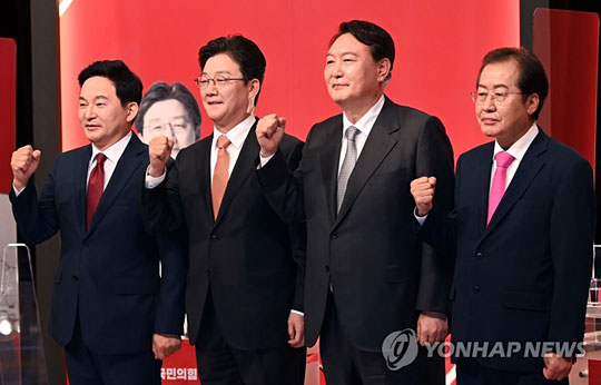 (광주=연합뉴스) 국민의힘 원희룡(왼쪽부터), 유승민, 윤석열, 홍준표 대선 예비후보가 11일 오후 광주 서구 치평동 KBS 광주방송총국에서 호남권 합동토론회를 앞두고 주먹을 움켜쥐고 있다. 2021.10.11 [공동취재]