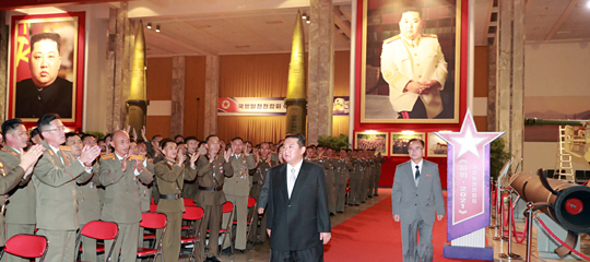 김정은(오른쪽 두 번째) 북한 국무위원장이 11일 북한 노동당 창건 76년을 맞아 3대 혁명 전시관에서 열린 국방발전전람회 ‘자위-2021’ 개막식에서 참석자들의 박수를 받으며 입장하는 모습을 조선중앙통신이 12일 보도했다. 연합뉴스