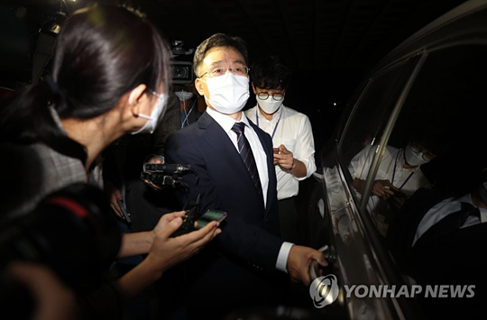 (서울=연합뉴스) 대장동 개발 로비·특혜 의혹의 핵심 인물인 화천대유자산관리(화천대유) 대주주 김만배 씨가 12일 오전 피의자 신분으로 검찰 소환 조사를 마치고 서초구 서울중앙지방검찰청을 나서고 있다. 2021.10.12