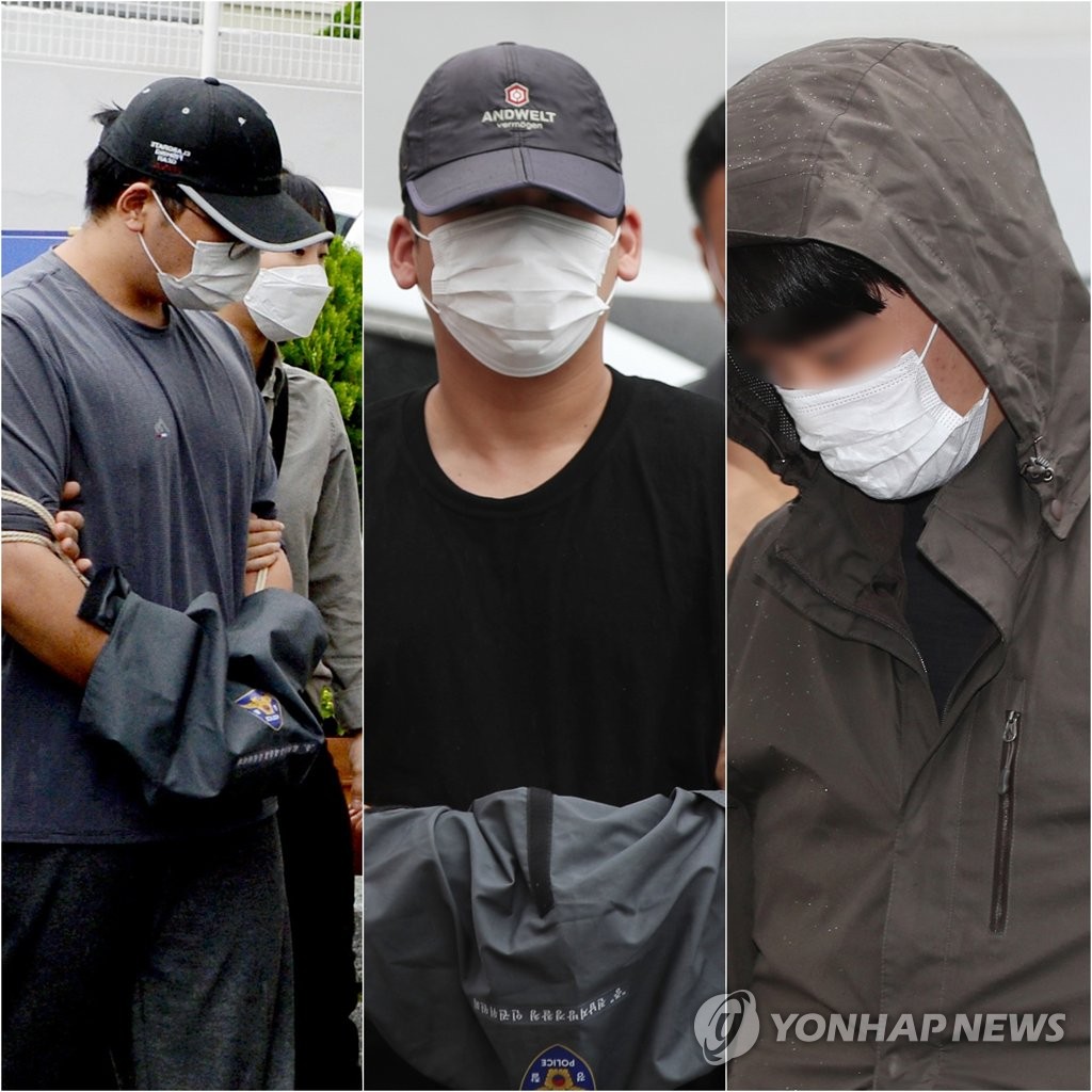 (광주=연합뉴스) 천정인 기자 = 12일 오전 광주 동구 광주지법에서 살인미수 혐의를 받는 고교 동창생 3명이 영장실질심사를 받기 위해 법정으로 들어서고 있다. 사진은 왼쪽부터 남자친구 역할을 한 A(19)군, 흉기를 휘두른 B군, 도주 차량 운전을 하기로 한 C군의 모습.