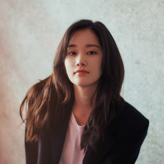 전종서는 보기보다 에너지가 넘쳐 보였다. 인터뷰하는 목소리는 낮았지만 “연기가 너무 재미있다”며 체력을 자신했다. 그는 “싫증도 자주 내지만 한 번 마음 먹으면 꼭 해야 하는 성격”이라고 말했다.