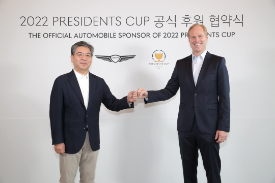 장재훈(왼쪽) 사장이 크리스찬 하디 PGA투어 수석 부사장과 협약식을 맺고 기념 촬영을 하고 있다.  현대차그룹 제공