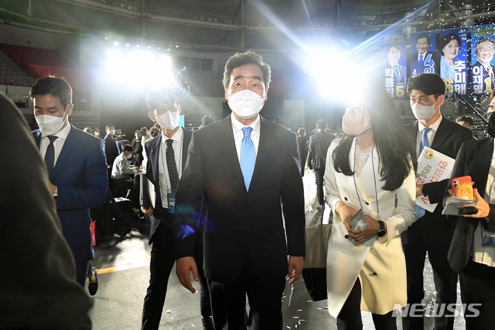 [서울=뉴시스] 국회사진기자단 = 이낙연 더불어민주당 대선 경선 후보가 10일 서울 송파구 올림픽공원 핸드볼경기장에서 열린 서울 합동연설회를 마치고 이동하고 있다. 2021.10.10.