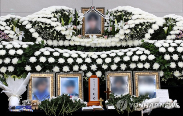 병영문화 개선 대책기구인 민관군 합동위원회는 13일 군 내 성폭력 피해자에 대한 2차 피해를 막지 못한 간부도 처벌하 것을 권고했다.경기 성남 국군수도병원 장례식장에 마련된, 성추행 피해 후 사망한 공군 이예람 중사 분향소. 연합뉴스