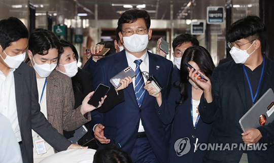 (서울=연합뉴스) 더불어민주당 송영길 대표가 13일 서울 여의도 국회에서 열린 비공개 당무위원회의에 참석하고 있다. 2021.10.13 [국회사진기자단]