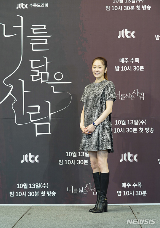 [서울=뉴시스]배우 고현정이 13일 열린 JTBC ‘너를 닮은 사람’ 제작발표회에 참석해 포즈를 취하고 있다. (사진=JTBC 제공) 2021.10.13.