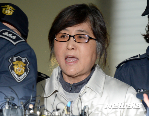 [서울=뉴시스]고범준 기자 = 국정농단 사태의 핵심 인물 비선실세 최서원(개명 전 최순실)씨에 대한 체포영장이 집행된 지난 2017년 1월25일 오전 서울 강남구 특별검사 사무실로 최씨가 소환되고 있다. 이날 최씨는 특검이 자백을 강요하고 있다. 너무 억울하다고 소리쳤고 ‘여기는 더이상 민주주의 특검이 아니다’라고 소리를 질렀다. 2017.01.25.