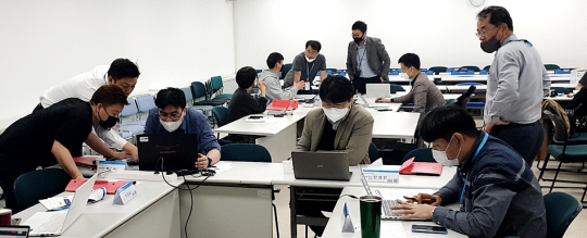 경기도 수원시 파크시스템 본사 대회의실에서 원자현미경을 제조하는 글로벌 강소기업인 ‘파크시스템스’의 팀장급 이상 직원들이 학교의 ‘Park Mini MBA 과정’에 참여해 신제품 마케팅 전략 등 회사가 당면한 과제에 대해 조별 토론을 벌이고 있다. 한양대 제공