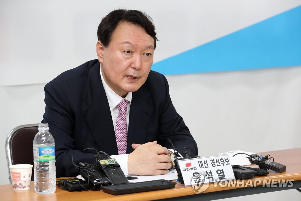 (제주=연합뉴스) 국민의힘 대선 경선 후보인 윤석열 전 검찰총장이 13일 오후 제주시 연삼로 국민의힘 제주도당사에서 기자간담회를 하고 있다. 2021.10.13 [제주도사진기자회]