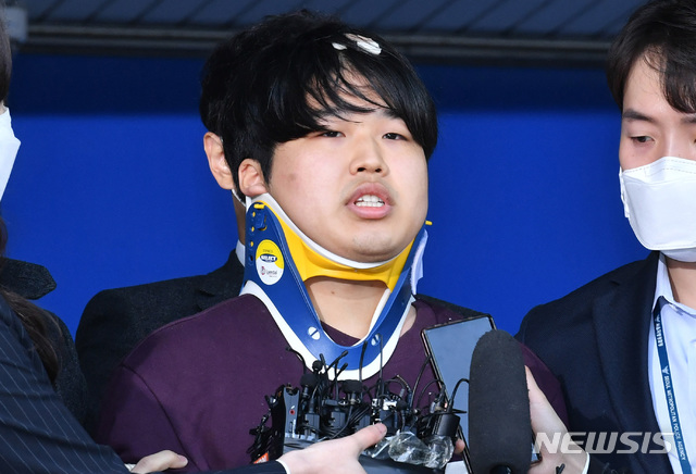 [서울=뉴시스] 텔레그램에서 불법 성착취 영상을 제작, 판매한 박사방 사건의 주범 조주빈이 지난해 3월25일 오전 서울 종로경찰서에서 검찰에 송치되기 위해 호송차량으로 향하고 있다. 2020.03.25.