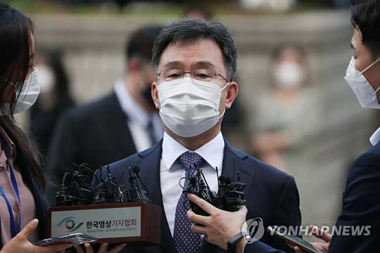 (서울=연합뉴스) 대장동 개발 로비·특혜 의혹의 핵심 인물인 화천대유자산관리(화천대유) 대주주 김만배 씨가 14일 오전 서울 서초구 서울중앙지법에서 영장실질심사를 받기 위해 출석해 취재진 질문에 답하고 있다. 2021.10.14 [공동취재]